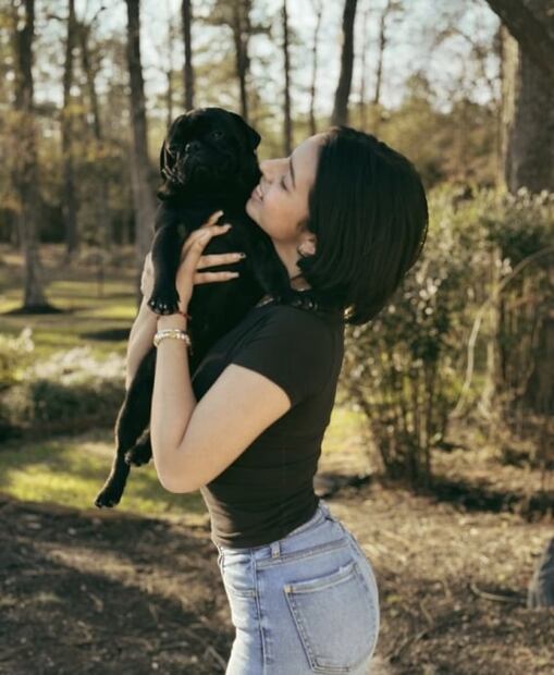 El look más natural de Ángela Aguilar sin maquillaje y jeans rotos