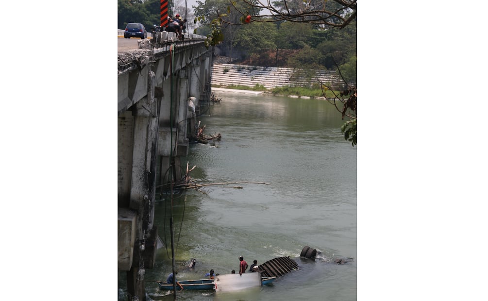 Tráiler vuelca en río de Tabasco y el chofer pierde la vida, mientras que otra persona logra ser rescatada (01/05/2025). Foto: Luma López / EL UNIVERSAL