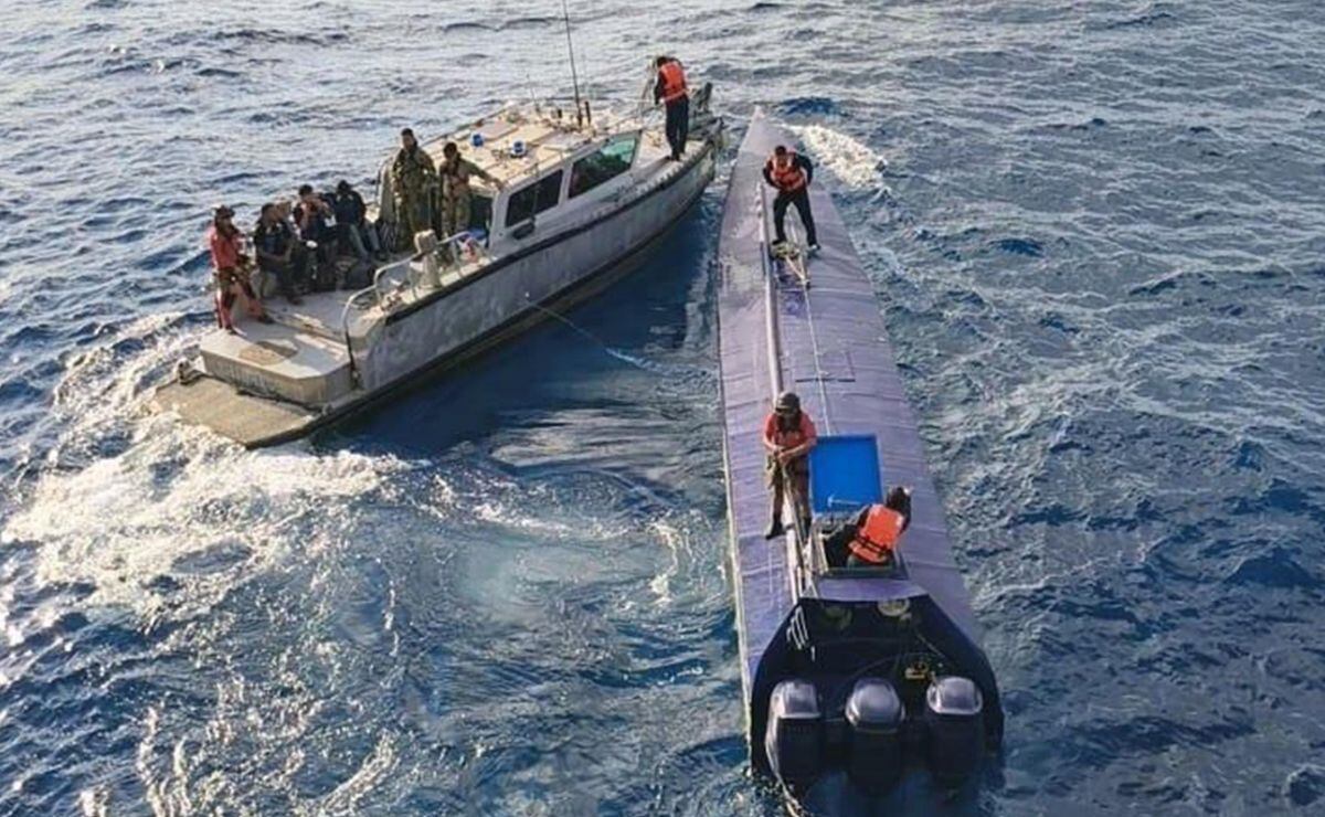 Armada de México intercepta semisumergible que transportaba cocaína. Manzanillo, Colima. 19 de febrero de 2026. Foto: Tomada de X @OHarfuch