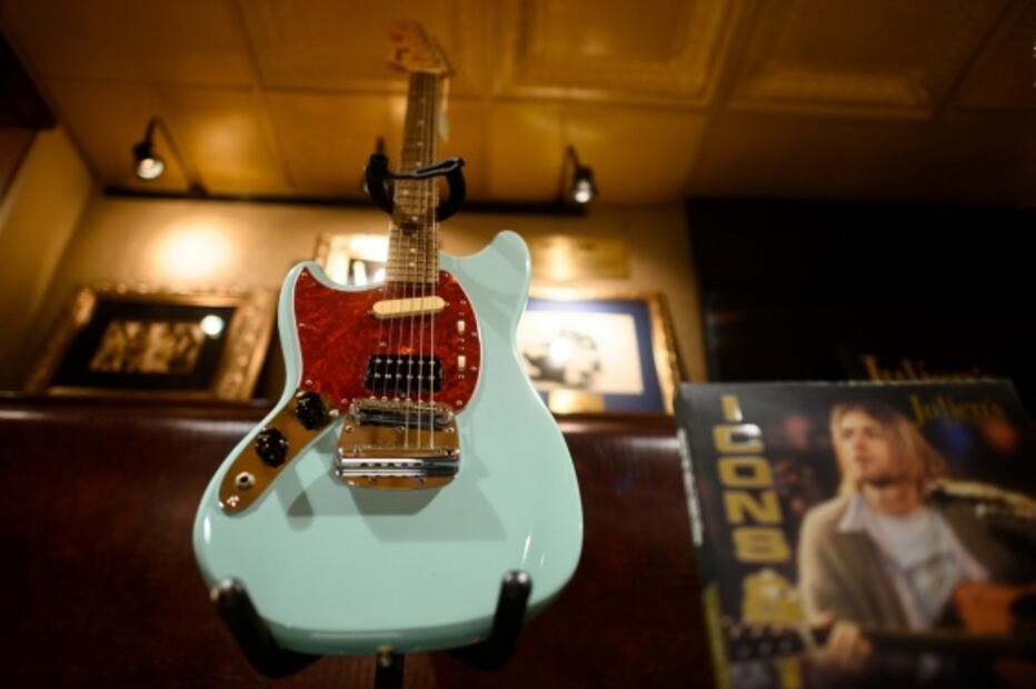 Subastan cárdigan vintage de Kurt Cobain por 334 mil dólares