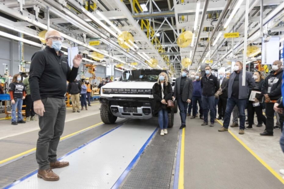 Sale la primera GMC Hummer EV de la línea de ensamble; es subastada por 2.5 millones de dólares