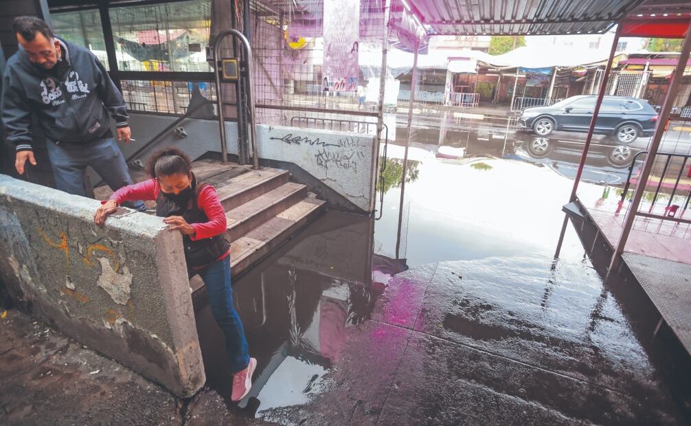 En las inmediaciones de la estación del Metro Lagunilla, la mañana de ayer persistían anegaciones. Foto: Axel Sánchez/ EL UNIVERSAL