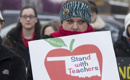 Miles de maestros de EU protestan por aumento de salario y presupuesto