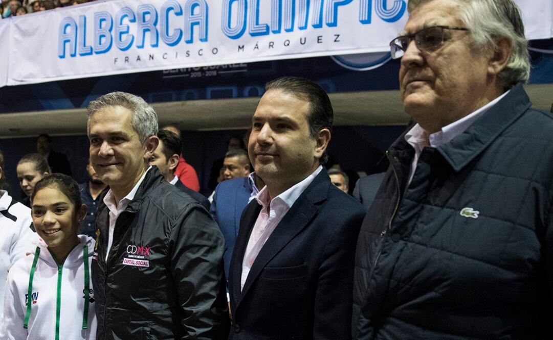 El jefe delegacional Christian von Roehrich con el jefe de Gobierno durante la reinauguración de la Alberca Olímpica (Foto: Cristopher Rogel Blanquet/El Universal)