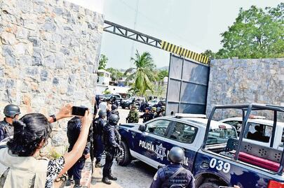 Investigan a 51 policías detenidos en Zihuatanejo