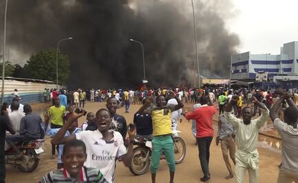Miles de partidarios del golpe de Estado en Níger protestan ante base francesa
