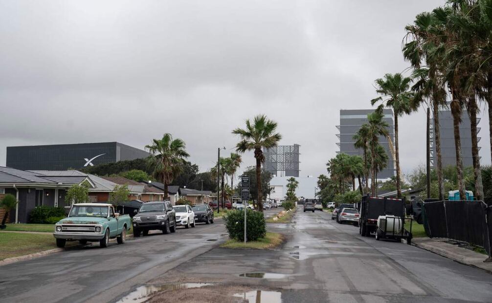 El barrio antiguamente conocido como Boca Chica Village se ve cerca de las instalaciones de SpaceX donde se construyen cohetes en Brownsville, Texas, el 3 de mayo de 2025. El sueño del multimillonario tecnológico Elon Musk de obtener el estatus de ciudad para su puerto espacial SpaceX en el estado sureño de Texas se hizo realidad el sábado, cuando los votantes votaron abrumadoramente para convertir su Starbase en un nuevo municipio. La votación, que también nombró a un alto representante de SpaceX como alcalde con el 100% de los votos anticipados, nunca estuvo en duda. Foto: AFP