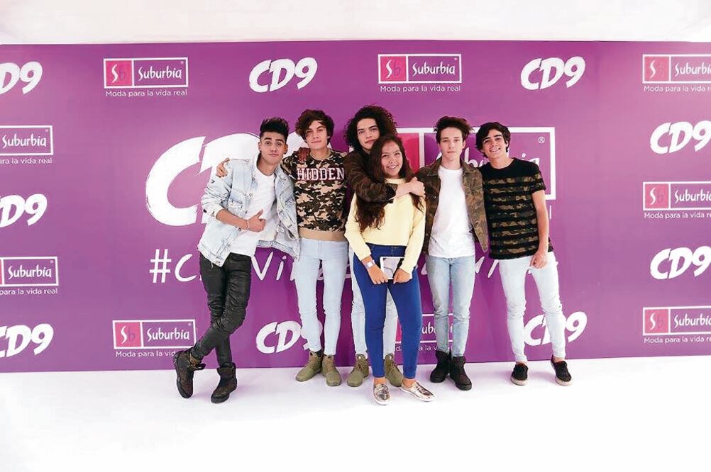 El grupo convivió con más de 300 admiradores que asistieron a la presentación de las camisetas (CORTESÍA SUBURBIA)