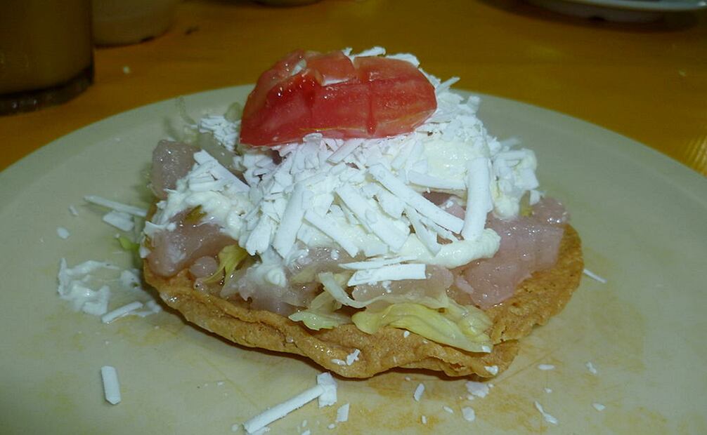 La pata de res aporta colágeno y proteínas, además de sabor único en estas tostadas. Foto: Wikimedia Commons