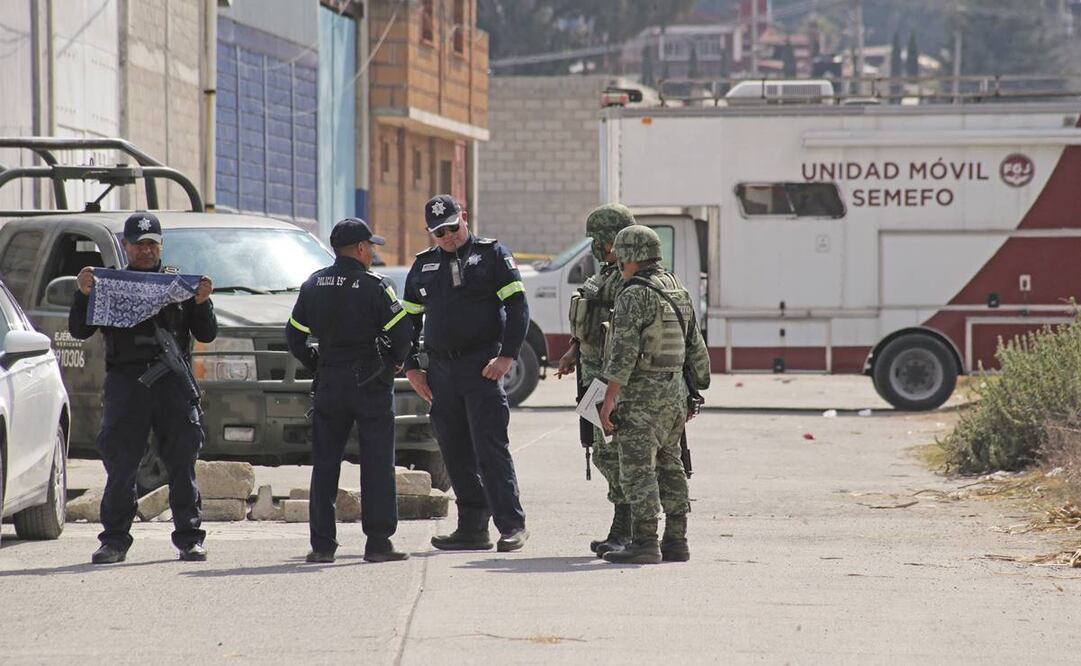 La FGJEM precisó que en la bodega cateada se han localizado restos de posibles víctimas del Cártel Jalisco Nueva Generación, quienes fueron sepultados bajo una plancha de concreto. Foto: Jorge Alvarado/ El Universal