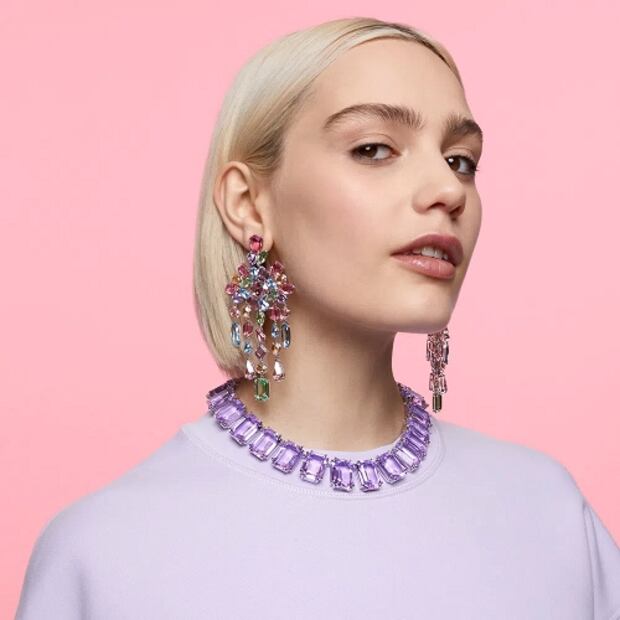 Los aretes maximalistas dominan las tendencias de verano