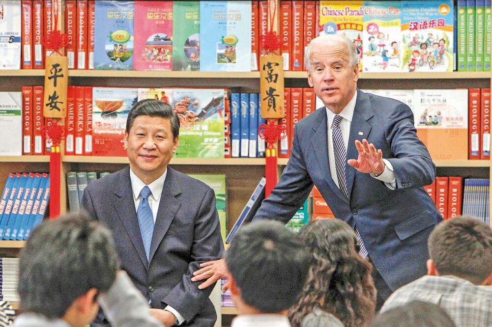 El presidente chino, Xi Jinping, con el vicepresidente de EU, Joe Biden, en febrero de 2012. Xi llega el jueves a Washington (ARCHIVO AP)