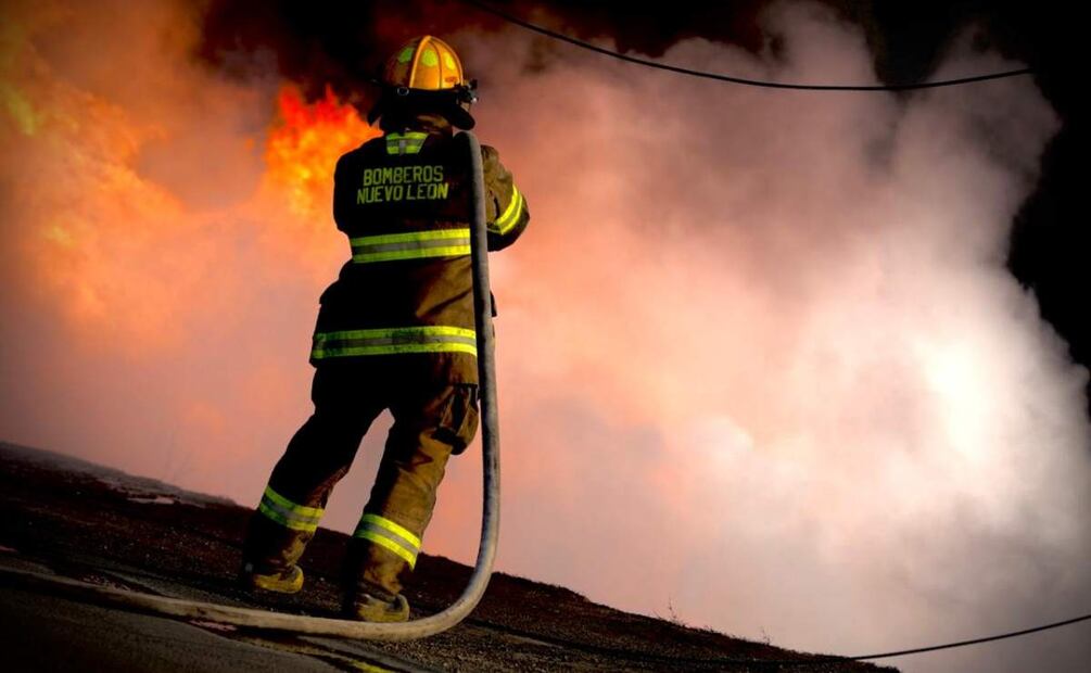 Elementos de bomberos sofocan las llamas en Nuevo León (04/03/2025). Foto: Especial