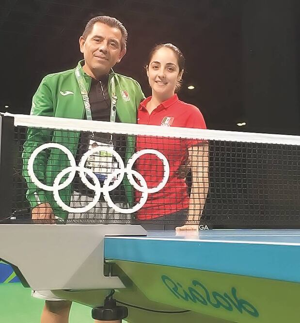 Yadira Silva entrena con su esposo, quien además le sirve como “sparring ” en el tenis de mesa. Hoy verá acción en los Juegos (CONADE)