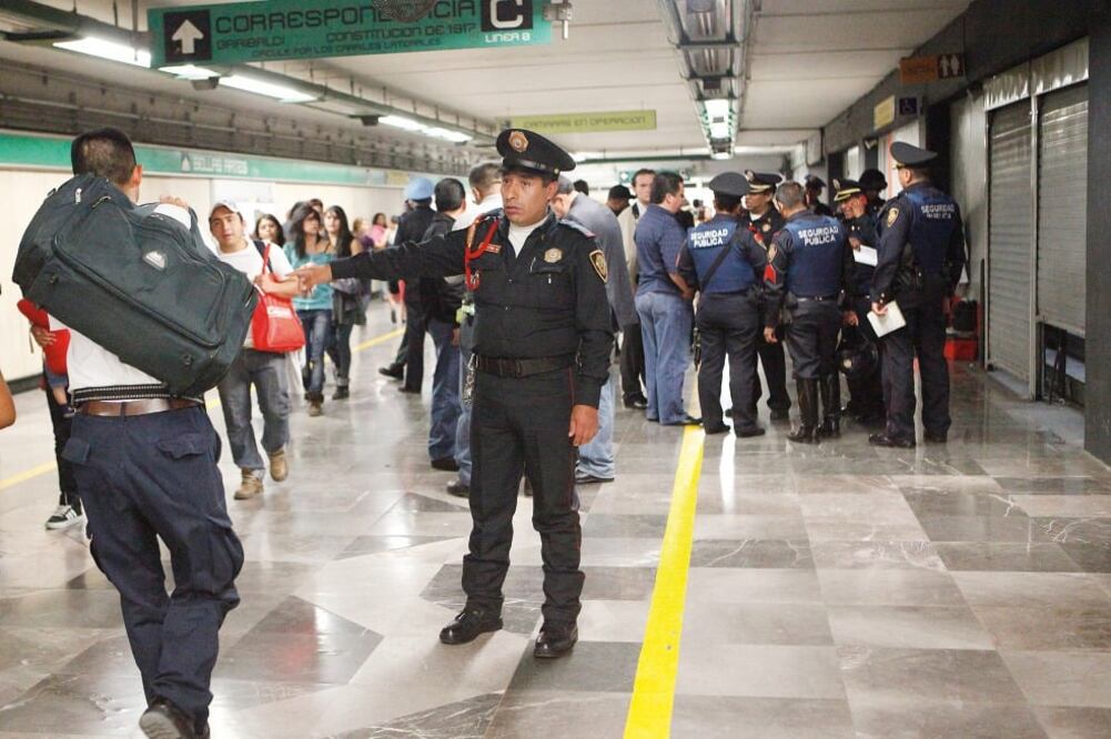 Los sujetos fueron detenidos cuando despojaban a usuarios del Metro de sus celulares, uno de ellos en Bellas Artes. Foto: ARCHIVO EL UNIVERSAL