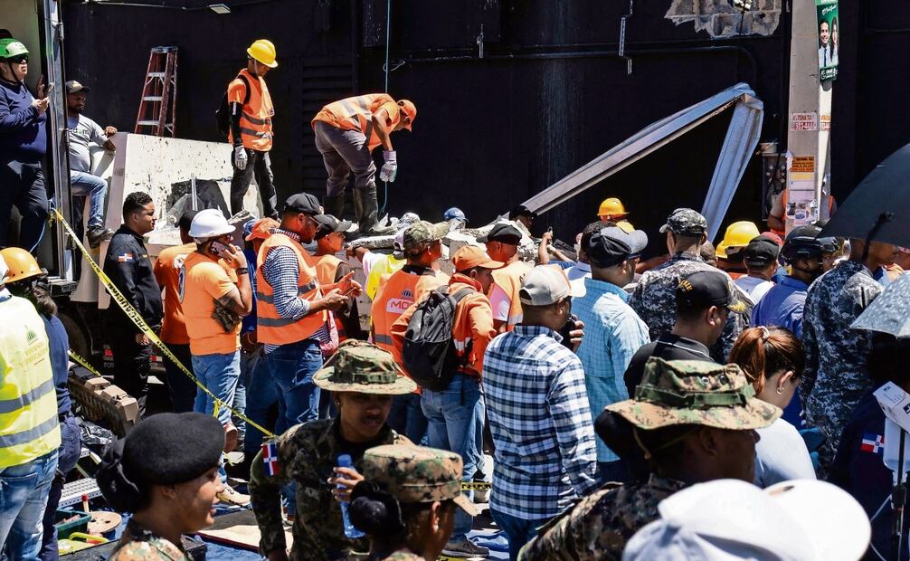 Personal de Defensa Civil y bomberos buscan sobrevivientes entre los escombros del club nocturno Jet Set tras el derrumbe de su techo, en Santo Domingo. Foto: Erickson Polanco / AFP