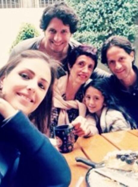 Enriqueta Basilio junto a sus tres hijos y su nieta. Foto: Cortesía Oliver Álvarez