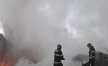 Se registra incendio en bodega de llantas en Tláhuac; bomberos controlan el fuego tras cuatro horas de trabajo