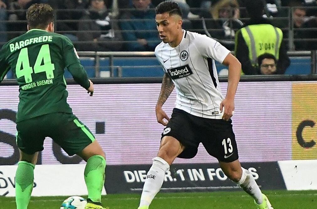 Twitter. Carlos Salcedo volvió a ser titular con el Eintracht Frankfurt