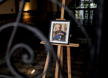 Príncipes Guillermo y Enrique rinden homenaje a su abuelo Felipe
