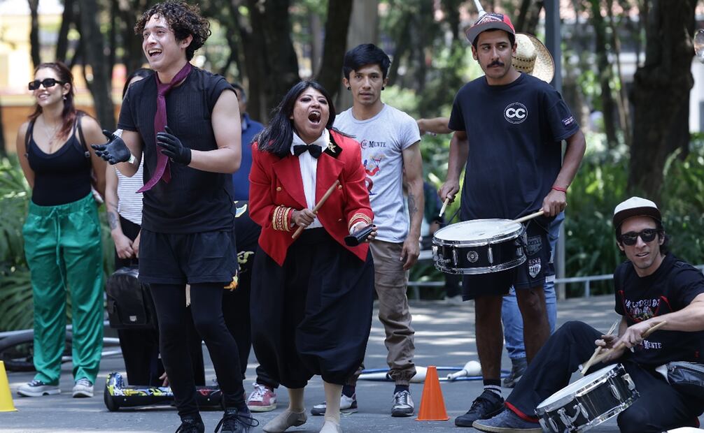 Protesta de la compañía Cielo de Mente por incumplimiento de acuerdos por parte de la secretaria de cultura de la CDMX en avenida de la paz número 62. Foto: Fernanda Rojas/ EL UNIVERSAL.