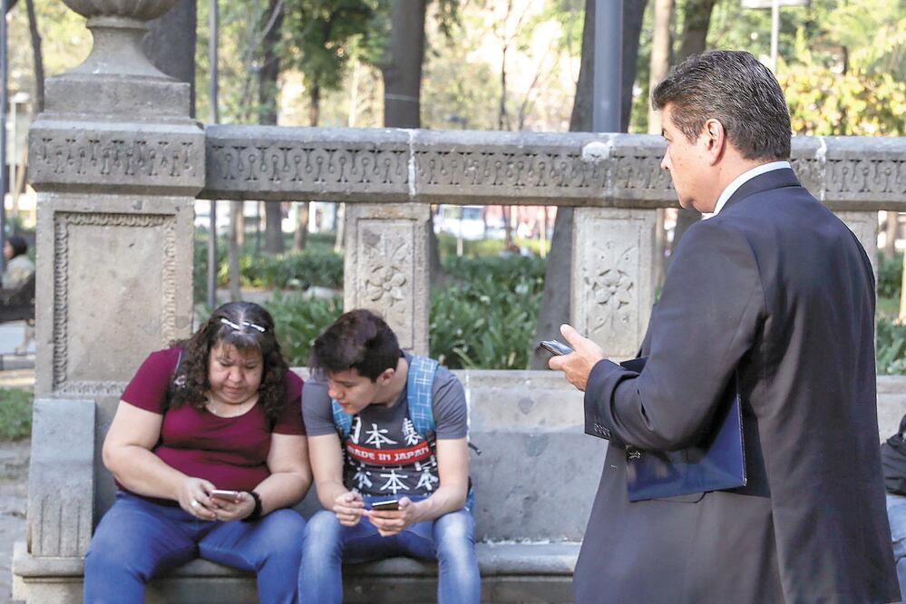 Las telefónicas buscan usar infraestructura de América Móvil para no duplicar redes existentes, y llegar a usuarios finales más rápido. ARCHIVO EL UNIVERSAL