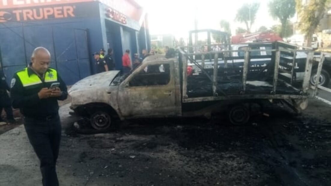 Hombre roba camioneta y le prende fuego, después sube a torre de telecomunicaciones y se ahorca
