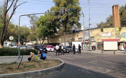 Policías de Investigación bloquean circulación en Avenida Fray Servando; exigen pago de su aguinaldo 