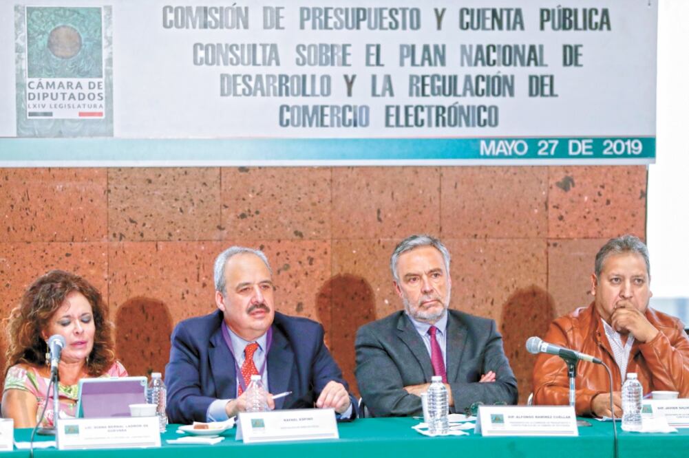 El diputado Alfonso Ramírez (segundo de der. a izq.) dijo que se atenderá el gasto social. Foto: ARCHIVO EL UNIVERSAL