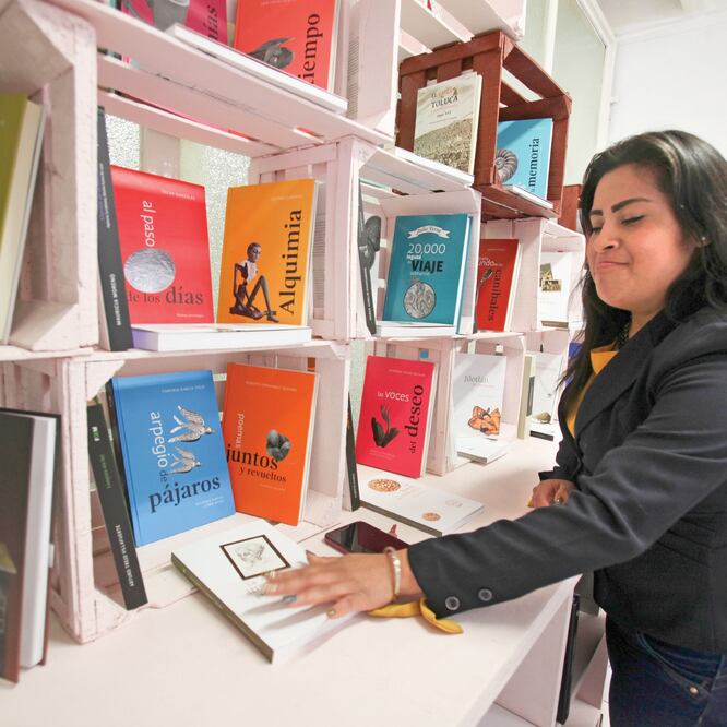 El acervo. Las salas de lectura operan desde el 26 de noviembre y ahí locatarios y el público en general pueden encontrar novelas, cuentos y textos de diversas disciplinas. Foto: JORGE ALVARADO. EL UNIVERSAL