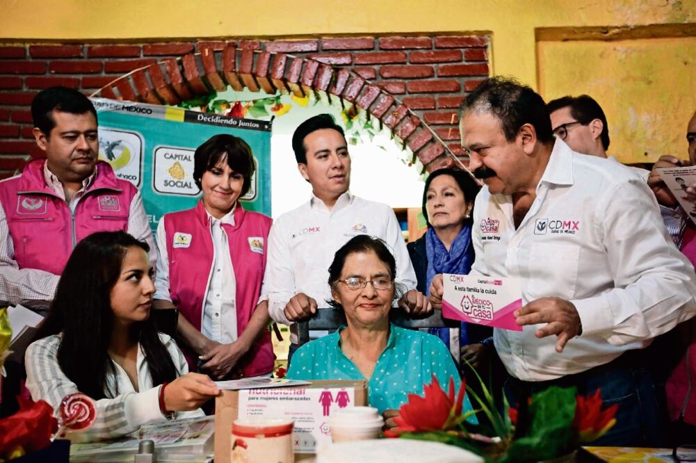 Los titulares de varias secretarías capitalinas entregaron despensas, uniformes escolares, filtros de agua y apoyos económicos en casas de Coyoacán (ESPECIAL)