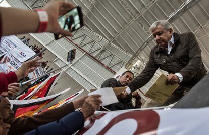 Al ganar las elecciones regresará Gómez Urrutia del exilio: AMLO