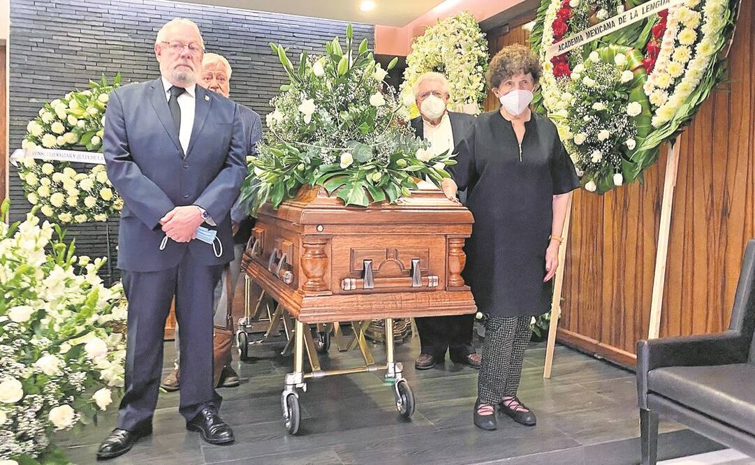 En una guardia de honor participaron Gonzalo Celorio (al frente), Adolfo Castañón (atrás), Margo Glantz y Felipe Garrido (atrás). Foto: Berenice Fregoso/EL UNIVERSAL