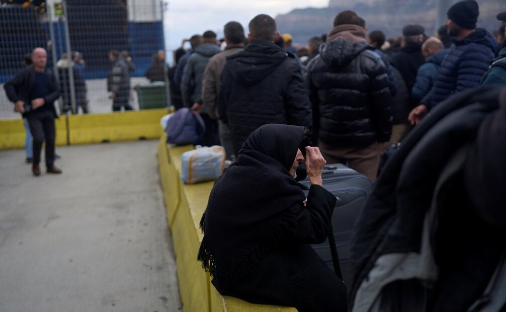 Flora, de 94 años, dijo que sobrevivió a un terremoto mortal en Santorini en 1956, mientras aborda un ferry con destino al continente griego, en la isla griega afectada por el terremoto, el martes 4 de febrero de 2025. Foto: AP