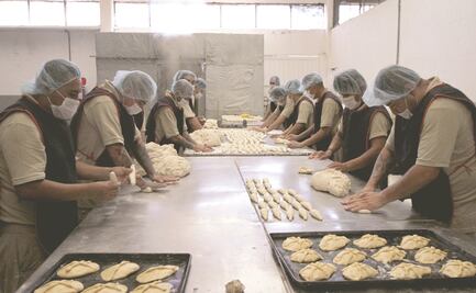 Reclusos venden pan de muerto para apoyar a su familia