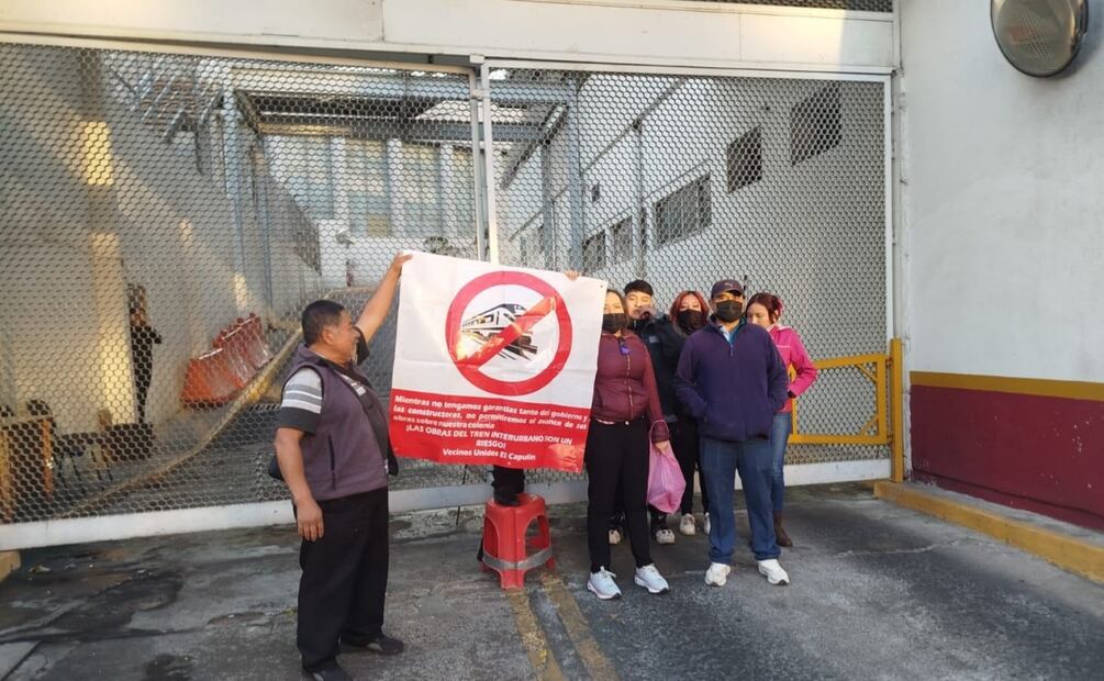 “Los vecinos unidos del Capulín”, protestan por daños del Tren Interurbano; bloquean acceso a la Sobse. Foto: Especial