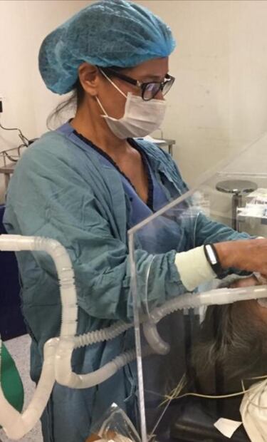 Diseñan caja para intubar a pacientes con Covid-19