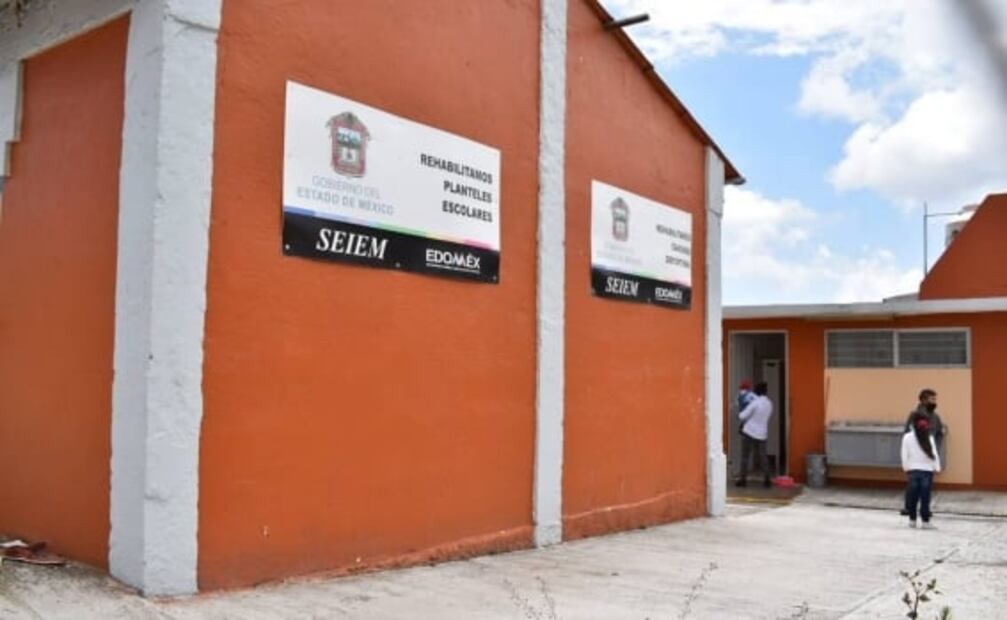 Por falta de internet y señal de tv, padres celebran regreso a las aulas en Zinacantepec