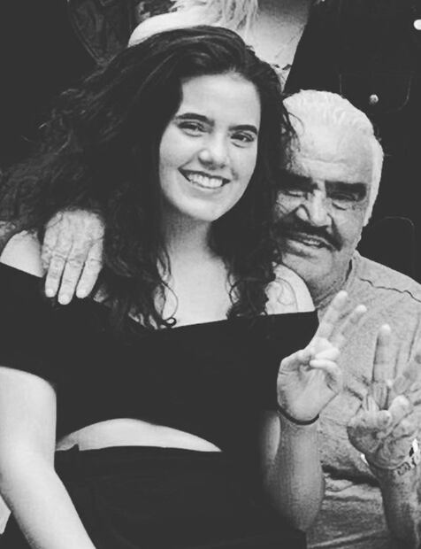 Critican "el trono" de Vicente Fernández: "Con tanto billete y todo roto"