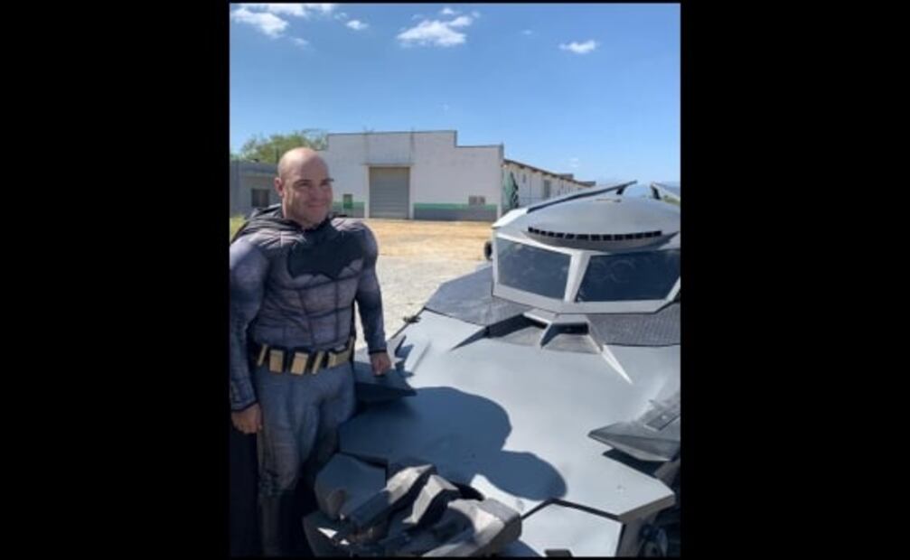 “Batman” recolecta firmas para competir por gubernatura de Nuevo León