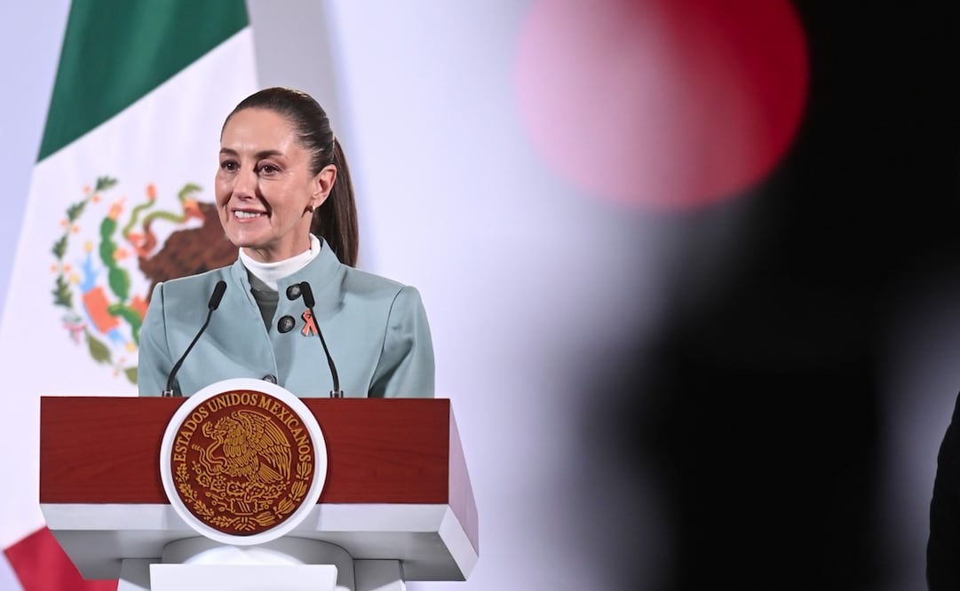 Claudia Sheinbaum Pardo mostró la encuesta de Buendía & Márquez publicada en este diario. Foto: Presidencia