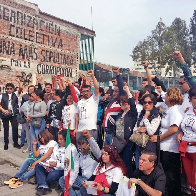 Afectados del 19-S realizaron una marcha de Avenida del Taller, en la colonia Paulino Navarro, hasta Chimalpopoca y Bolívar para agradecer el apoyo. ANDREA AHEDO. EL UNIVERSAL
