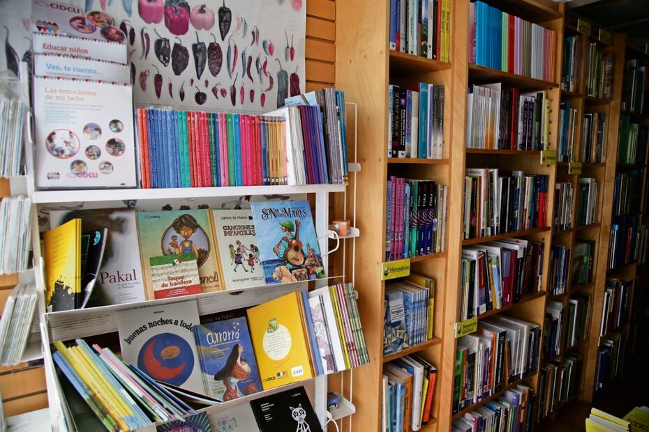 Durante la pandemia, el negocio se adentró al mundo digital, pero hoy,
dice Juan Luis, el libro físico se vende mucho más. Foto: Carlos Mejía El Universal