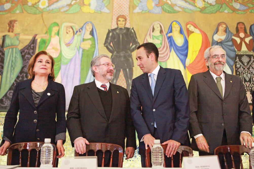 La procuradora Arely Gómez; el presidente de la SCJN, Luis María Aguilar; el presidente del Senado, Roberto Gil Zuarth, y el rector de la UNAM, Enrique Graue, durante la ceremonia (LUCÍA GODÍNEZ. EL UNIVERSAL)