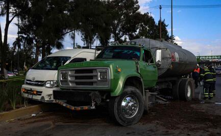 Pipa de agua choca contra camioneta en calzada Ignacio Zaragoza