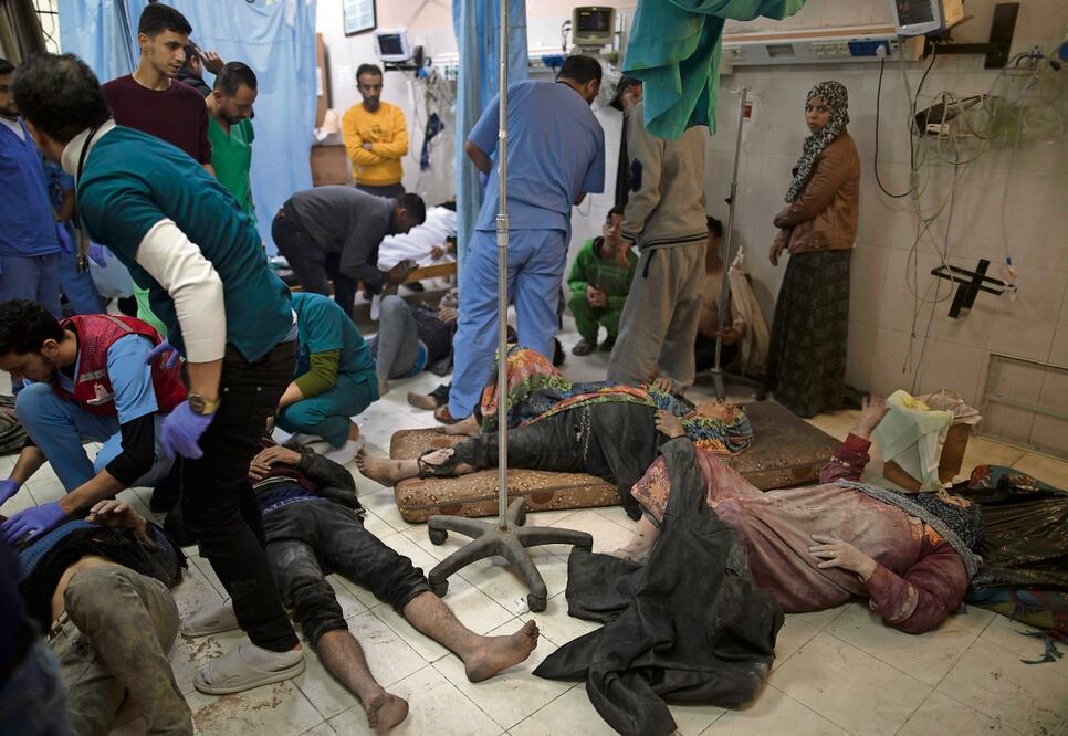 Palestinos heridos tras los ataques aéreos israelíes en el sur de Gaza, en el suelo del hospital Nasser en Khan Yunis. Foto: EFE