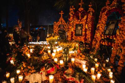 ¿Cuál es el significado detrás de las velas, flores y copal en los altares de Día de Muertos? 
