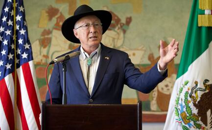Ken Salazar celebra regreso de México a categoría 1 en seguridad aérea
