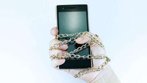 ¿Cómo sé si padezco "nomofobia", miedo irracional a no tener el móvil (ni WhatsApp)?