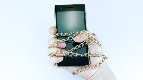 ¿Cómo sé si padezco "nomofobia", miedo irracional a no tener el móvil (ni WhatsApp)?